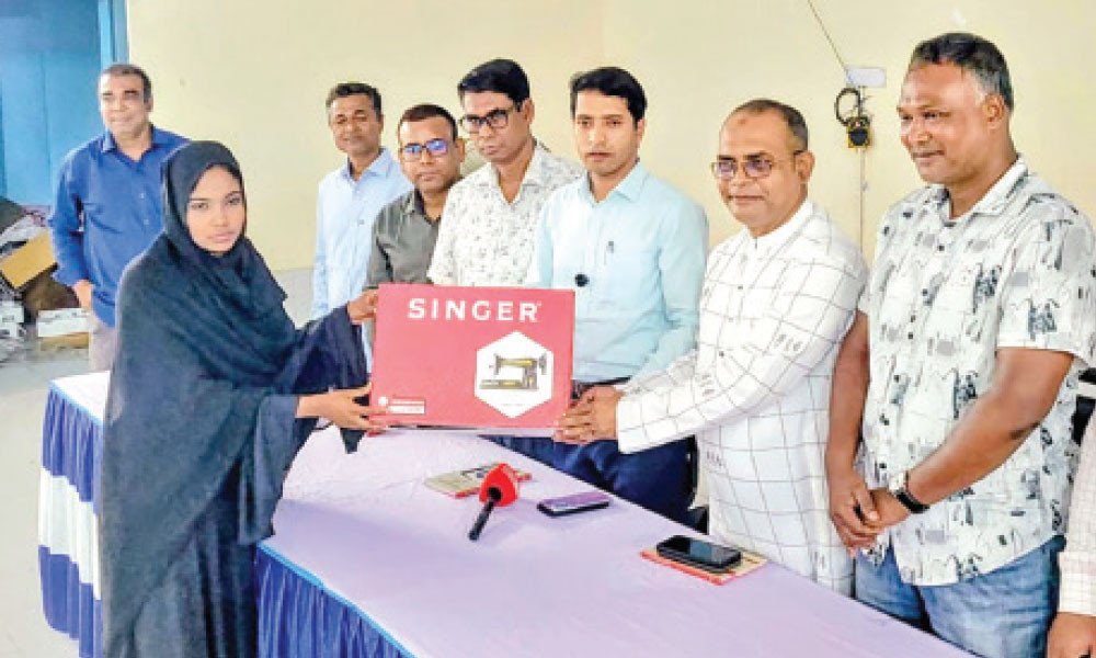 বগুড়ায় ২০ নারীকে সেলাই মেশিন